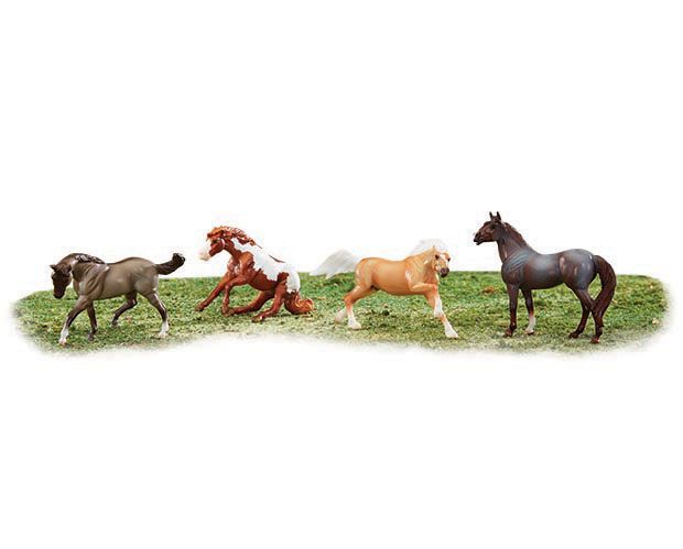 Int'l 6035 1:32 Scale Breyer Stablemates Wild at Heart Horse Toy Set Reeves Breyer 